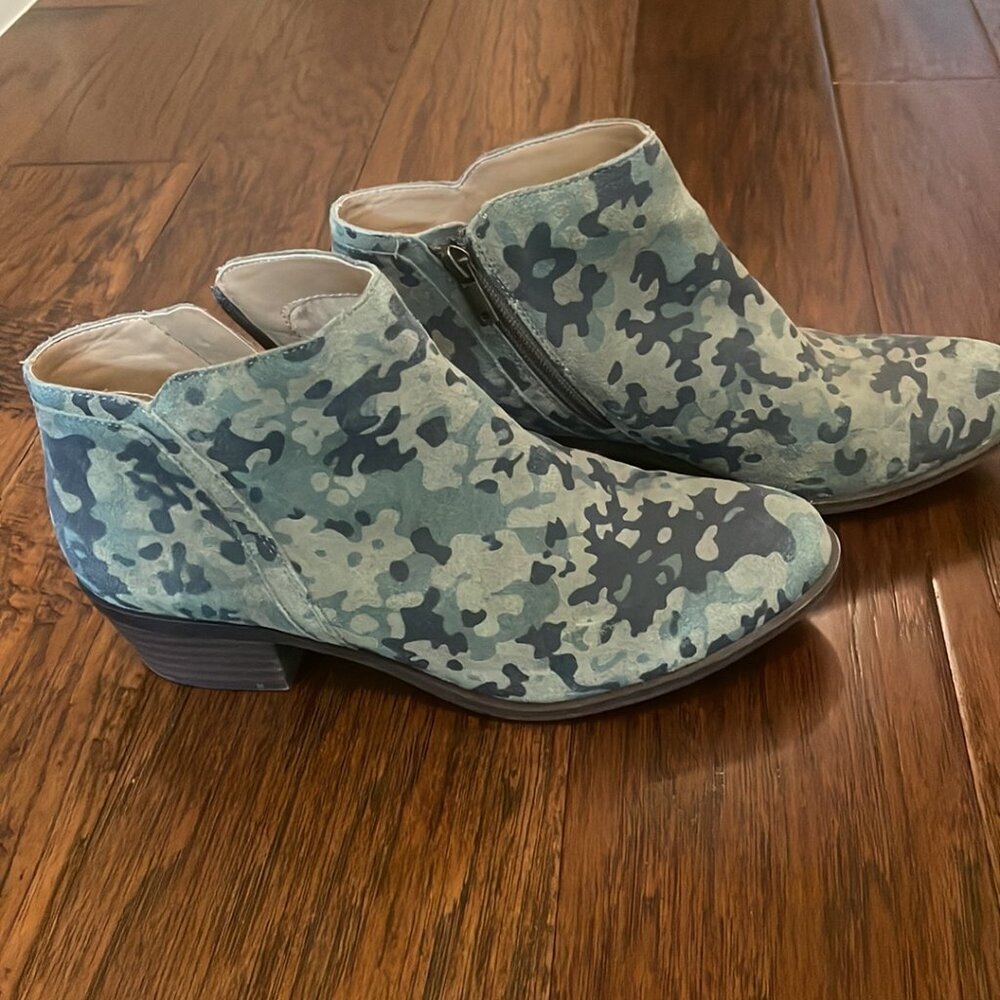 Lucky Brand Women's Barstyn Camouflage Booties Size 8.5 Green Ankle Boots